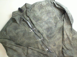 Shirt with zipper and iron hooks Shirt with zipper and iron hooks