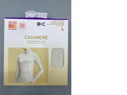 Uniqlo Women's HEATTECH Extra Warm Cashmere Blend Turtleneck T-Shirt. 