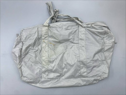 Muji water-repellent foldable Boston bag in a light gray/beige color. Muji water-repellent foldable Boston bag in a light gray/beige color.