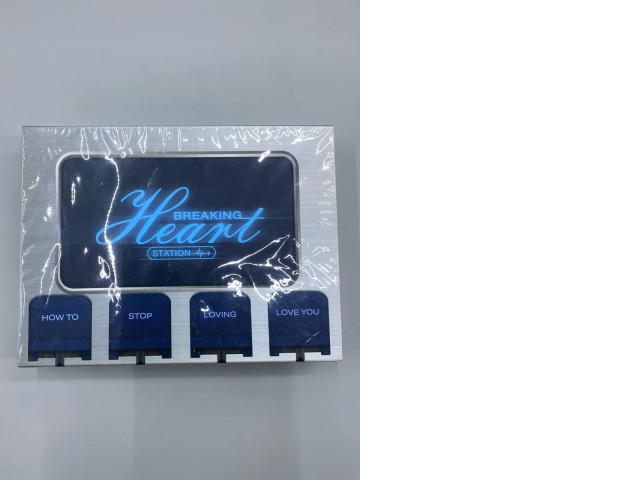 Station Boxset includes various souvenirs such as photo cards. Station Boxset includes various souvenirs such as photo cards.