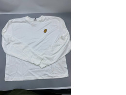 White long-sleeved T-shirt with a small embroidered logo. White long-sleeved T-shirt with a small embroidered logo.