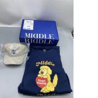 Set of 2 Human Made "Middle" T-shirt in navy blue and a beige corduroy cap with the brand's logo. 