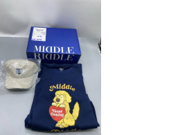  Set of 2 Human Made "Middle" T-shirt in navy blue and a beige corduroy cap with the brand's logo. 