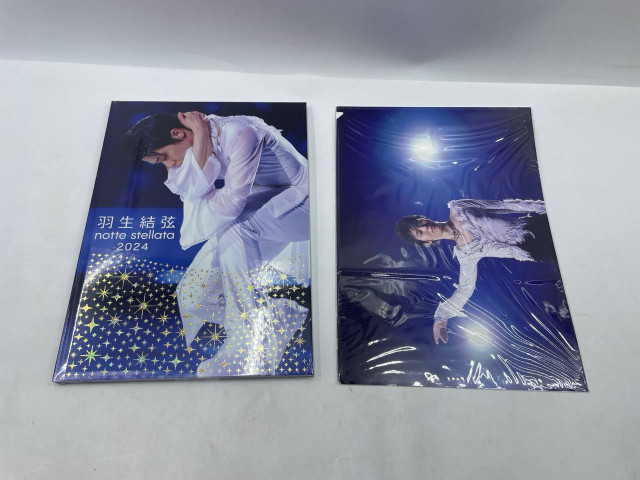 Set of japanese art book and a postcard Set of japanese art book and a postcard