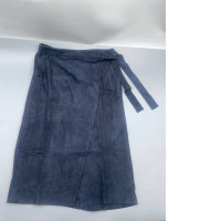 The s.Oliver dark blue wrap-around skirt features a tie belt. The s.Oliver dark blue wrap-around skirt features a tie belt.