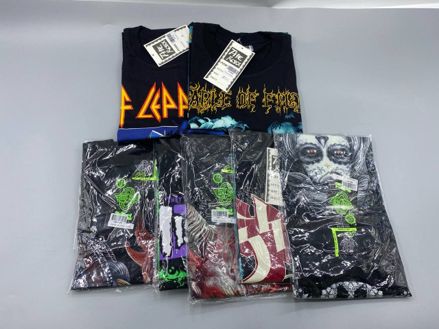 Set of 7 Black short-sleeved crew neck t-shirt with a pattern. Set of 7 Black short-sleeved crew neck t-shirt with a pattern.