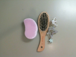 Set of 2 hair combs + 3 hair clips Set of 2 hair combs + 3 hair clips