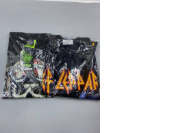 Set of 2 Black short-sleeved crew neck t-shirt with a pattern.