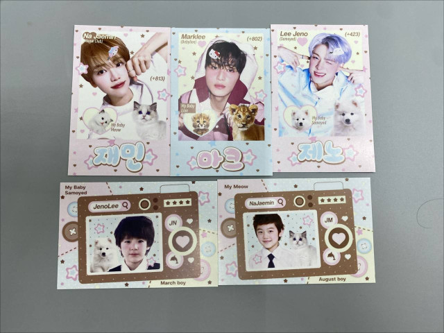 Set of 5 K-pop sticker postcards Set of 5 K-pop sticker postcards