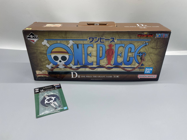 One Piece Gigant Name logo display and an acrylic stand One Piece Gigant Name logo display and an acrylic stand