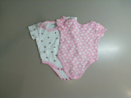 Set of 2 baby bodysuits