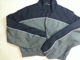 Sports short jacket with a zipper