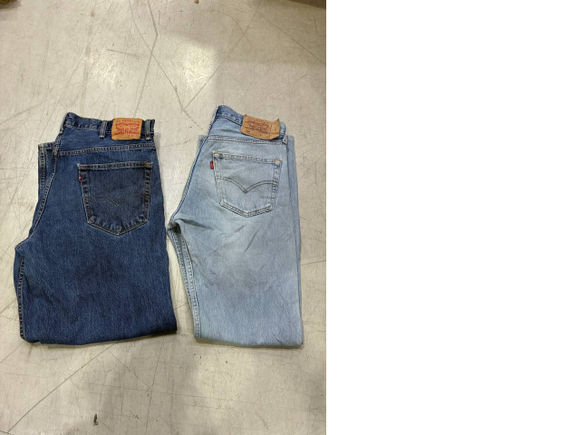 Set of 2 Levi's 505 Blue Regular Fit Straight Leg Jeans Levi's 550 Relaxed Fit jeans featuring a dark wash Set of 2 Levi's 505 Blue Regular Fit Straight Leg Jeans Levi's 550 Relaxed Fit jeans featuring a dark wash