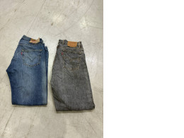 Set of 2 Vintage style straight-leg jeans from Levi's, model 501. Levi's 501 Original Fit, faded gray color.