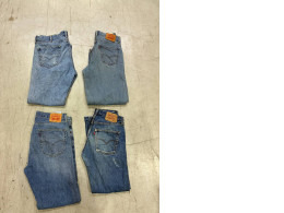 Set of 4 vintage Levi's denim jeans, specifically featuring the 505 straight-leg model. Set of 4 vintage Levi's denim jeans, specifically featuring the 505 straight-leg model.
