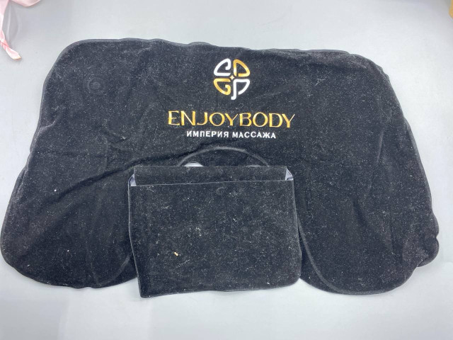 Black velvet portable massage table cover set, printed with the "ENJOYBODY" brand logo. Black velvet portable massage table cover set, printed with the "ENJOYBODY" brand logo.