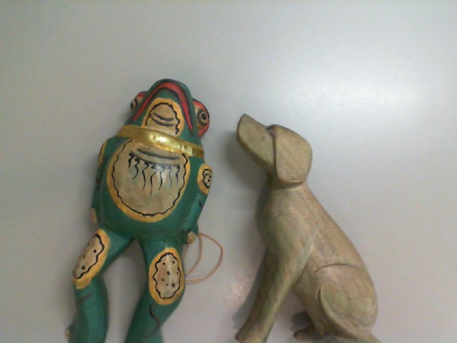 Set of 2 wooden figures, dog and frog Set of 2 wooden figures, dog and frog