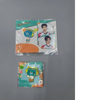 Set of 2 badges + bonus K pop card