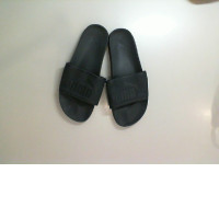 Men's black flip flops