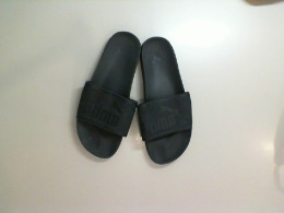 Men's black flip flops