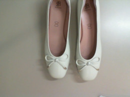 Women's low-heeled shoes