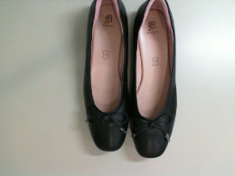 Women's low-heeled shoes