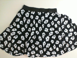 Black short skirt with print