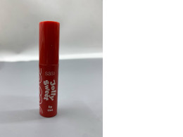 Sasi Jolly Sweet Lip Tint is a lightweight lip tint. Sasi Jolly Sweet Lip Tint is a lightweight lip tint.