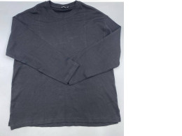 Men's long-sleeved crew neck shirt, black.