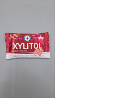 Lotte Xylitol Strawberry Mint sugar-free chewing gum. 