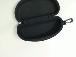 Empty glasses case