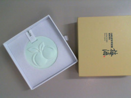 Ceramic plate with a pattern