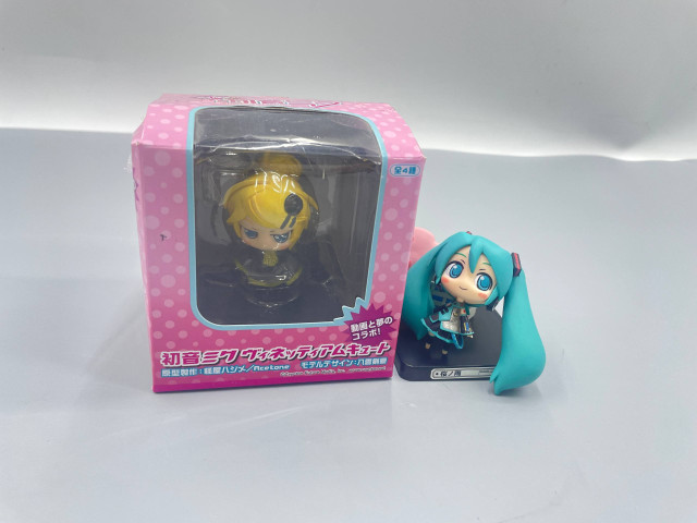 Set of 2 Japanese figures Set of 2 Japanese figures