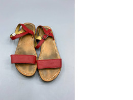 Handmade red genuine leather sandals by Autentica Avarca Pons.