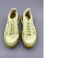 Lacoste sneakers in yellow and beige.