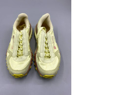 Lacoste sneakers in yellow and beige.