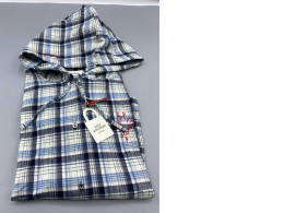 Long-sleeved hooded shirt