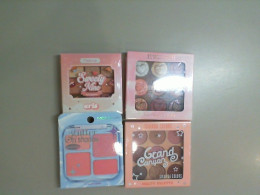 Set of 4 eye shadow palettes