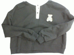 Black long-sleeved sweatshirt