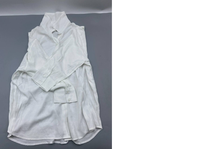 White long-sleeved shirt White long-sleeved shirt