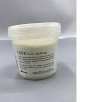 Davines LOVE Curl Conditioner, 250 ml. A hair conditioner that helps style and enhance the beauty of curly or wavy hair.