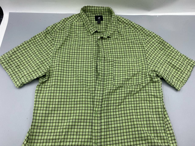 H&M men's short-sleeve green checkered button-up shirt. H&M men's short-sleeve green checkered button-up shirt.