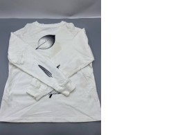 White long-sleeved crew neck shirt