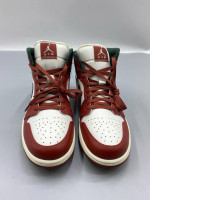 Nike Air Jordan 1 Mid "Sail/Midnight Green-Pure Platinum". 