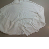 Short white blouse with long sleeves