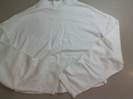 Short white blouse with long sleeves