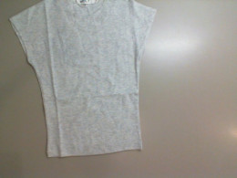 Short white blouse with long sleeves