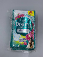 Sachet of Downy Expert Indoor Dry concentrated liquid detergent.
