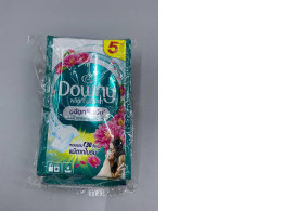 Sachet of Downy Expert Indoor Dry concentrated liquid detergent.
