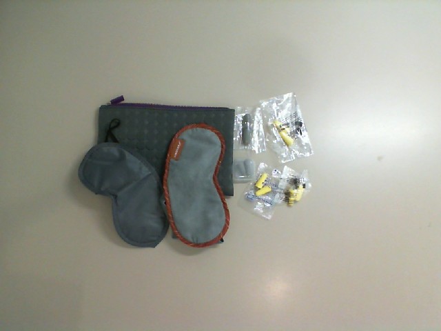 Travel kit, cosmetic bag, 5 pairs of earplugs, 2 sleep masks Travel kit, cosmetic bag, 5 pairs of earplugs, 2 sleep masks